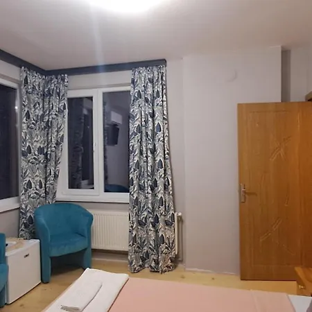 марчела и ресторант 게스트하우스 Gara Lakatnik