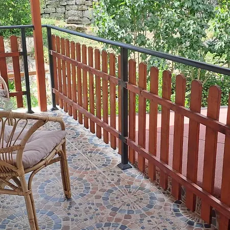 марчела и ресторант 게스트하우스 Gara Lakatnik